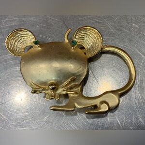1950’s Brushed Gold Tone Green Rhinestone Eyes Mouse Rat Brooch Pin 2 1/4x1 1/2”